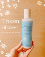🧊氷のバスローブ！？🧊 MOC フローズンシャワーが大活躍の季節がやってきました！お風呂上がりに塗って流すだけで、 まるで氷のバスローブをまとったような冷え冷え感🛁✨ しかも潤いベールでツルツル＆&hellip;のInstagram画像