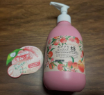 🍑🍑『あかすりピーリング 桃』をお試ししました。洗い流すタイプのピーリングジェルです。とにかく桃の香りがすごくします。洗い流した後も桃の香りが続きます。めっちゃ良い香りです。癒やされます&hellip;のInstagram画像