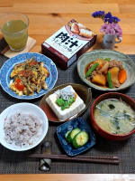 .この日は実家の家庭菜園からじゃがいも、人参、玉葱、いんげん豆と  @shoda_shoyu1873 様の「肉汁うどんつゆ」を使って肉じゃが本来は「うどんつゆ」なんですが、調味料としても◎肉じ&hellip;のInstagram画像