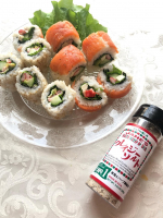 クレイジーソルトを使ってカリフォルニアロールを作ってみました。数十年前にアメリカで食べた時を思い出しながら、おいしくできました。#PR #日本緑茶センター株式会社 #クレイジーソルト #monip&hellip;のInstagram画像