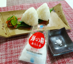 海の精あらしお伊豆大島産で作られている伝統的な海塩をお試しさせていただきました。いつも使うお塩とは違う、しっとりしたお塩。甘みも旨みも、たっぷりで、塩おにぎりに最高でした！海水100%、手作&hellip;のInstagram画像