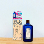 明色美顔水 薬用化粧水毛穴に詰まった古い角質をすっきり除去。ニキビの原因を取り除き、清潔な肌状態へ。ブルーのおしゃれなボトルデザインが印象的。コットンに適量をとり、軽く押さえるようにしながらふ&hellip;のInstagram画像