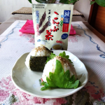夏もこんぶ茶「減塩こんぶ茶」　玉露園減塩こんぶ茶をご飯に混ぜておにぎりを作りました。塩の代わりに減塩こんぶ茶を使いました。減塩なので塩辛過ぎず安心ですね。こんぶの味がとても爽やかで、美味&hellip;のInstagram画像