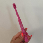 カラーが🩷可愛すぎる。11歳の娘は、毛がびっしりで磨きやすいと言ってます。カラー展開も多くて、かわいい。歯磨きタイムが楽しい時間になるのはありめふね！#PR #株式会社クラデンジャ&hellip;のInstagram画像