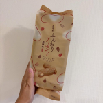 ＼とろける新食感💕／もち吉さんの『ふんわりアーモンド 黒糖味』をおやつに🍘🌰見た目はあられなのに、ひとくち食べるとびっくり！淡雪みたいにふわっ&hellip;ととろけて、アーモンドの香ばしさと黒糖のやさしい&hellip;のInstagram画像