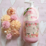 商品提供いただいて使ってみました。あかすりピーリング　桃 ♡古い角質、気になるくすみ(不要な角質や汚れによる)・ざらつきへのあかすりピーリングです！ピーリング後の肌をケアする保湿成分「ヒア&hellip;のInstagram画像