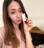 可愛い可愛いハイライトをいただきました♡グミのようにちゅるんちゅるんで、つけ心地がめっちゃよい！ヒヤってする笑持ち運びもしやすいサイズ感で、化粧直しにもばつぐんです！！写真も艶感増しで可愛い&hellip;のInstagram画像