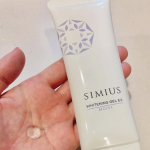 毎日のスキンケアでシミウスジェルを使っています❤✨ 乾燥肌気味な私のお肌には、 ぷるぷるなジェル状のテクスチャーのシミウスジェルが合っていました 濃密なジェル状のテクスチャーなのに、 重たくないところ&hellip;のInstagram画像