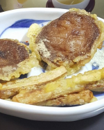 玉露園食品工業の「減塩こんぶ茶」の紹介。夏もこんぶ茶ということで、もちろんホットでもアイスでも飲めるが、料理に使うと良い出汁と適度な塩分が取れる。写真はしいたけとごぼうのてんぷらにこの減塩こんぶ茶&hellip;のInstagram画像