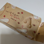 おせんべい.おかきの老舗もち吉のふんわりアーモンド 黒糖味を食べました😋アーモンドを練り込んだ、ふんわり食感のあられと沖縄産黒糖を使った上品な甘さが特徴です😊個包装なのでいつでも新鮮な味わ&hellip;のInstagram画像