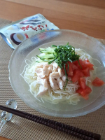 .こんぶ茶の冷やしそうめん梅雨はあけたものの今日も夕立ちに雷⚡湿度が高く蒸し暑い日々😵💦こんな日のお昼は火を使わずに、さっぱりと冷やしそうめん鶏ささみは塩コショウして少しお酒を振りかけ&hellip;のInstagram画像