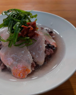 暑いので、残ったお刺身で、冷やし茶漬けを食べました。減塩こんぶ茶で味付けしまして、梅干しと紫蘇を、のせました。　こぶ茶は冷水でもさっと溶けて味が決まります。サラサラっとごちそうさまでした。&hellip;のInstagram画像