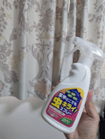 玄関で出待ちしてる蚊、いませんか？🦟🚪ホントムリすぎる&hellip;😭【家中どこでも虫キライスプレー】使ってみた🫡 玄関・網戸・リビング・寝室に早速シュッシュ！玄関にダンゴムシとカメムシ居た😨天&hellip;のInstagram画像