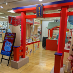 ※※※池袋ロフトで開催中の「毛穴撫子町内夏祭り」会場へ行ってきました。鳥居をくぐると毛穴撫子シリーズの商品がずらりと並んでいたり、ゲームできたり、福引きができたりします。毛穴撫子シリーズってす&hellip;のInstagram画像