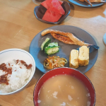 鮭ハラスの和定食🐟️朝ごはんみたいな夜ごはんになってしまった😅ご飯には#マルトモ かき醤油おかかをかけて。おいしくて2人ともご飯おかわりした🍚.#PR #マルトモ株式会社 #マルトモの食品ロス削&hellip;のInstagram画像