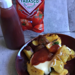 ポテト料理にケチャップはよく合います。ただお酒のつまみにはちょっと甘すぎることも。タバスコ&reg;ブランドグルメパートナーシリーズホットケチャップを使ってみました🍅ケチャップにピリッとしたタバ&hellip;のInstagram画像