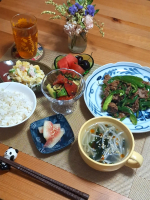 .実家野菜での晩ごはん・青椒肉絲・ポテトサラダ・トマトときゅうりの中華和え・スイカ皮のお漬け物・もやしとワカメの中華スープ・麦ごはん・すいか&アメリカンチェリー・烏龍茶スープに&hellip;のInstagram画像