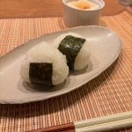いとっぺが好きな塩むすび🍙おにぎりの具何がいいか聞くと白いおにぎり！って言います😆今回は使ったお塩は海の精　あらしお　です！おにぎりにぴったりのあらしおで美味しくいただきました✨蒸し野菜&hellip;のInstagram画像