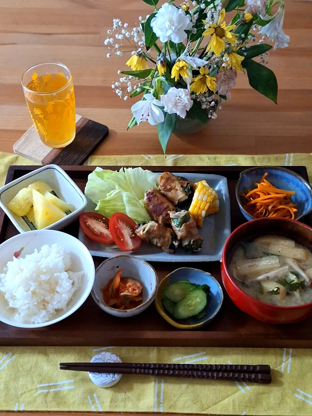 口コミ投稿：.ある日のおうちランチ☀🍴・豚肉の梅しそ巻き・レンチンとうもろこし・トマト&レタス…