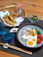 .アルモンデひんやり冷たい煮物茄子やとうもろこし、オクラなどの夏野菜がもっとあればよかったのですがね😆色味が綺麗に出るように白だしを使用してます。なので、色は薄いですが、冷やしてる間に味しみ&hellip;のInstagram画像