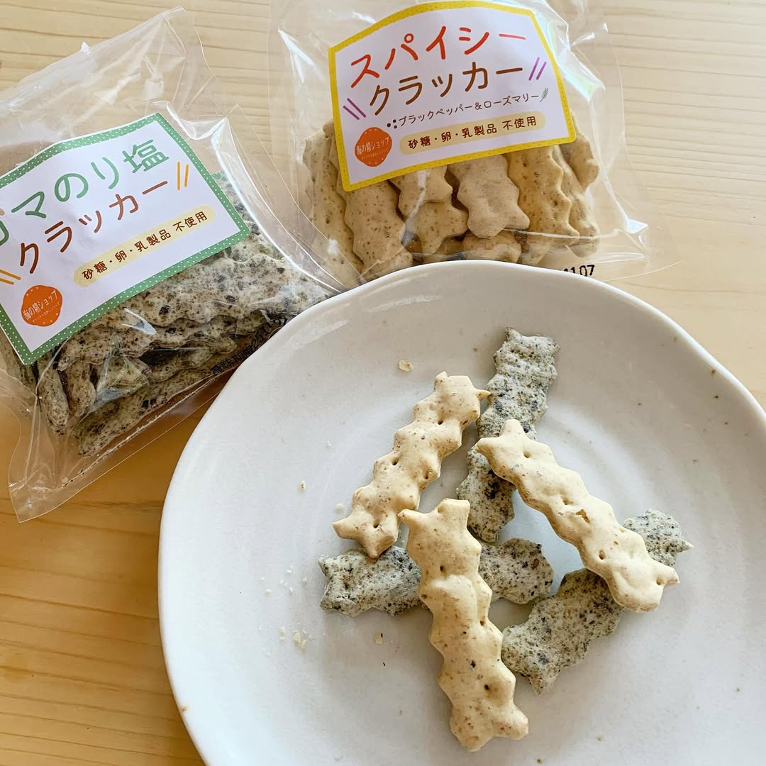 口コミ投稿：海の精のお塩を使ったスパイシークラッカーとゴマのり塩クラッカー🎉どっちも素朴な味…