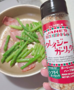 🧄＼これは万能すぎる！／🧄 クレイジーソルトシリーズの大人気アイテム【クレイジーガーリック】で、 簡単おつまみ2品つくってみたよ🍻✨🥢【枝豆ペペロンチーノ風】 いつもの枝豆にクレイジーガーリッ&hellip;のInstagram画像