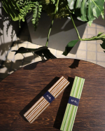 お香「かゆらぎ 白檀＆緑茶」⧉白檀（びゃくだん） 甘く素朴な白檀の香り。 どこか懐かしく涼やかな香りでほっと一息。⧉緑茶清涼でなめらかな緑茶の香り。ほんのり甘く澄んだ香りで心も穏やかに&hellip;のInstagram画像