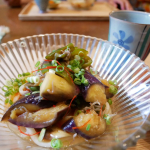 レンチン茄子の甘酢漬けをうどんにかけて、夏に似合いの冷たいぶっかけうどん。昨日は出来立ての甘酢漬けを少しだけ食べたけど、こちらが本番です。(材料)(2人分+)茄子3個ピーマン 3個ちり&hellip;のInstagram画像