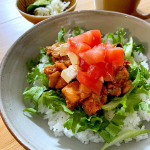 「サーモンのタコライス風」うちにあるもので作りましたサーモンを粗くほぐしながらタコミートの味付けをしてレタス、トマト、クリームチーズと一緒に盛り付けました買ったトマトが完熟ですごく美味しか&hellip;のInstagram画像