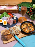 .モニタープレゼントしていただいた「アルコス テーブルナイフ」これを使ってみたいがための本日のメニュー🍴・海老とエリンギのアヒージョ・バゲット・生ハムとカマンベールチーズのサラダプレート&hellip;のInstagram画像