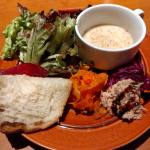 ランチの前菜だけで豪華！キャロットラペ・紫キャベツのラペは、体が喜ぶ感じでとっても美味しかった♪そしてマッシュルームのポタージュがとっても濃厚で、バゲットにピッタリでした☆#PR #野菜をMO&hellip;のInstagram画像