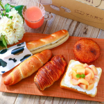 パンランチ🍞全国の美味しいパンと出会えるぱん結びさま( @pan_musubi )から天然酵母パンの店 サンセリテさまのサンセリテ大人気セット！が届きました🥖天熟食パンクリームと桃をトッ&hellip;のInstagram画像