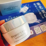 ずっと気になってた！パーフェクトワン 薬用ホワイトニングジェル‼️発光、美白※※メラニンの生成を抑え、シミ・ソバカスを防ぐ。１本で6つの機能多機能オールインワンジェル。これは使うしかな&hellip;のInstagram画像