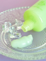 なにこれ〜♡ お風呂上がりや汗をかいた時に使うボディジェルなんだけど、　まるで身体が食べるかき氷🍧🍧🍧そのまま使うのも冷たくて気持ちいいけど、冷やしたり凍らせたりすると更に冷たい〜！！&hellip;のInstagram画像