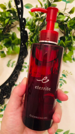 #PR #株式会社シャルレエタリテ クレンジングオイルMを使ってみました☘️赤いボトル容器が印象的なクレンジングオイルです❤️ポンプタイプの容器で使いやすいです✨透明のサラッとしたオイルでメ&hellip;のInstagram画像
