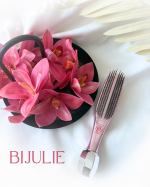 キラキラピンクが可愛い𝐁𝐈𝐉𝐔𝐋𝐈𝐄(ビジュリー)のローラー付きブラシシャンプーブラシやスタイリングに使えるのはもちろん八角形のローラーでお風呂上がりの頭皮やお顔にコロコロ使うのが気持ちいい&hellip;のInstagram画像