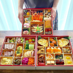 ..8月におせちの投稿😅配達してくれた宅配のお兄さんも、「おせちでーす&hellip;おせち？おせち⁇」って言ってて笑っちゃった😂..今回、【蔵王福膳】@zaofukuzen の先取り2026年新&hellip;のInstagram画像