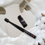 .毎日のケアに、ちょっと特別なアイテムを🪥🖤「クラプロックス ブラックイズホワイト」はスタイリッシュな黒の歯ブラシと新作パウダーはみがきのセット✨炭（カーボン）配合の歯ブラシはやさしい&hellip;のInstagram画像