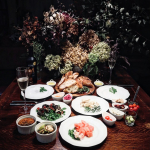 先日の夜ごはん。ワカシのタプナード巻きでした😊．おすそわけいただいたワカシをタプナードで巻いてオーブン焼きにしました。最近鯵などを3枚におろせるようになって嬉しいです。ミニトマトのおかずは&hellip;のInstagram画像