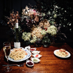 先日の夜ごはん。イシガニのトマトクリームパスタでした😊．大好きなパスタ、おすそわけいただいたイシガニでトマトクリームパスタをつくりました。小さな方のパスタは主人と焼き鳥を食べに行って帰ってきた&hellip;のInstagram画像