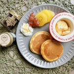 いつかの朝ごはん。メープルパンケーキプレート。*休日の朝ごはんは子供達のリクエストでパンケーキかフレンチトースト率高めの我が家です🥞いつもはパンケーキにはちみつをかける事が多いんですか、&hellip;のInstagram画像