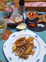 .アルモンデおうちバル🥂ジャーマンポテトにはビールでもよかったのですが、バケットやら作り置きのキャロットラペなんかもあったので、すっきりと白ワインで😁ジャーマンポテトとキャロットラペどちら&hellip;のInstagram画像