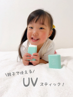 楽々スティック.ᐟ これベタつかないの！塗ったあとに「あれ？塗ったよな？」って思わせるくらい！ほんと塗ったあとサラサラしてる✨️ポンくんもポコちゃんも自分で塗ってくれる♩スティックタイ&hellip;のInstagram画像