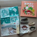 おうちCO-OP ご出産お祝い「スマイルボックス」♪ 神奈川県・静岡県・山梨県にお住まいの 妊娠中～1歳未満のお子さんのいるご家族に、 無料でお届けしているという「スマイルボックス」 絵本「おや&hellip;のInstagram画像