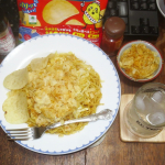 本日(20250902)のChuShock!😱　９月初頭もアルモンで、　　茹でたパスタをキャベツ、カレー粉、一味唐辛子と炒め、　トッピング用に「カルビー　ポテトチップスうすしお味」を砕い&hellip;のInstagram画像