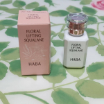 HABAフローラルリフトスクワラン高品位「スクワラン」にワイルドローズ、ネロリ、ラベンダーの天然精油※1を独自の配合でブレンドしているそうです。化粧水の後のたった1滴※2でふっくら、やわらか&hellip;のInstagram画像