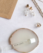 こちらのアイテムは持ち歩きに便利なローラーボールタイプのコロンなんです♪BIBIDAYEuphoria キンモクセイ コロン 10ml本物の金木犀の香りにこだわったコロンだそうで、余計な香り&hellip;のInstagram画像