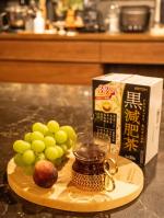 黒減肥茶でほっと一息。黒茶(プーアル)、烏龍茶をベースに、黒大豆、黒麦などの健康素材をぜいたくに12種類ブレンドされたダイエット茶🍵ダイエットだから横にお菓子置きたいのを我慢してフルーツに🤣&hellip;のInstagram画像