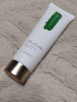 香水のようなハンドクリーム～憧れのあの香りでハンドケア～高級感のあるパッケージです✨️お仕事のお供に、テンション上がりますなぁ✊手肌にすばやくなじみ、しっとりしてベタつかない♡結構大量に使&hellip;のInstagram画像