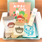 おうちCO-OP から「スマイルボックス」が届いたよ🚚ブルーのプレゼント箱で🎁届いたんだけど何が入ってるか開けるのワクワク🎵これから使えそうなものや直ぐに使えるものが入ってたよ！早速おやさ&hellip;のInstagram画像